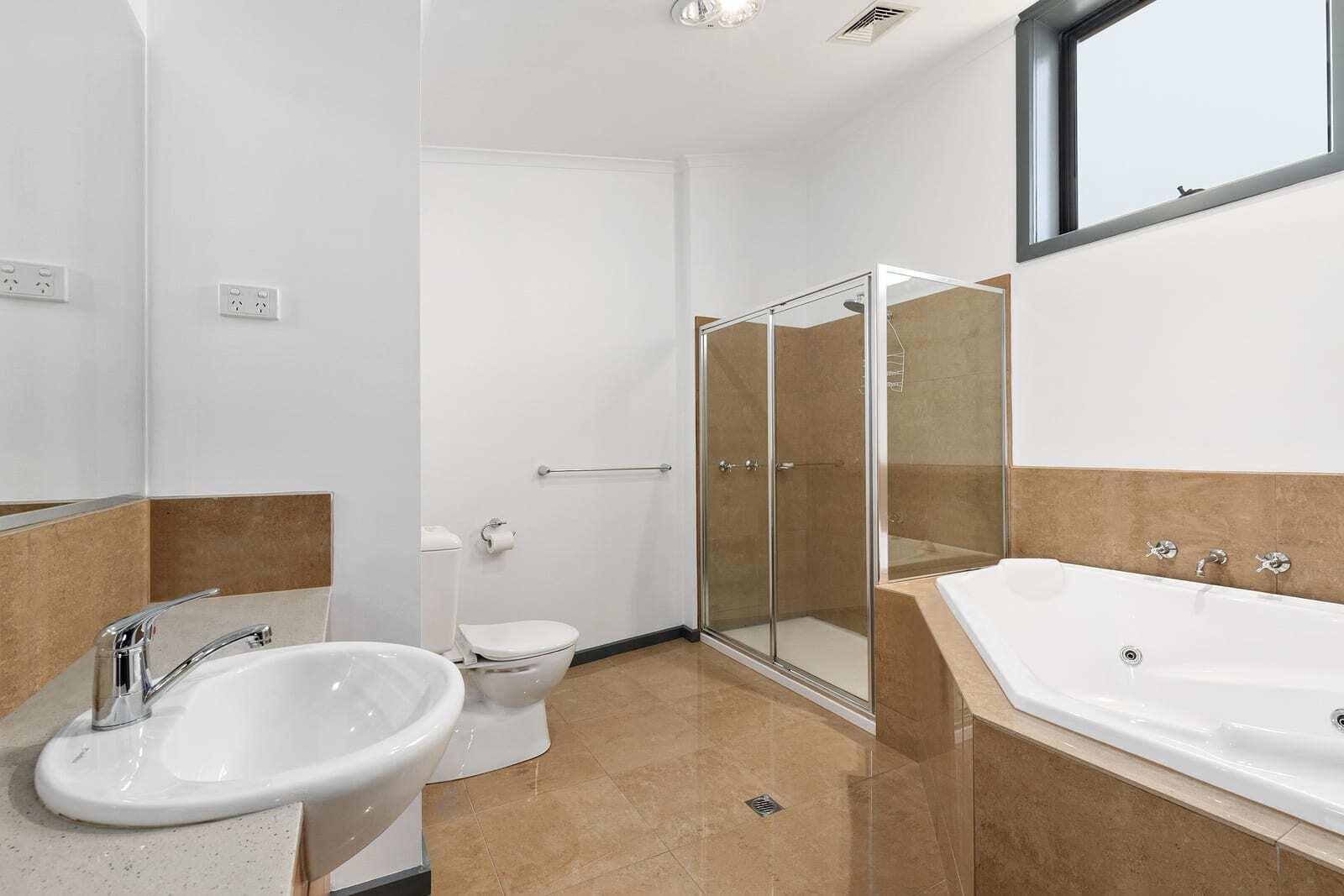 En suite with spa bath - Peak 301
