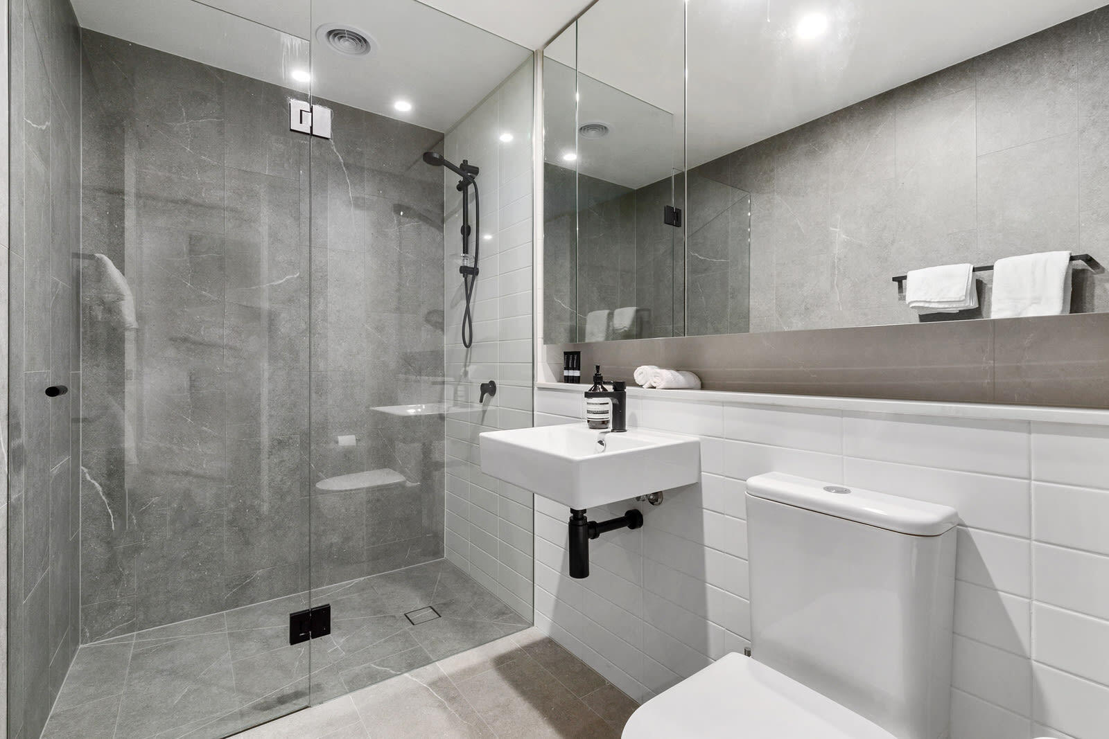 Family Bathroom - Bella Vista 2.2