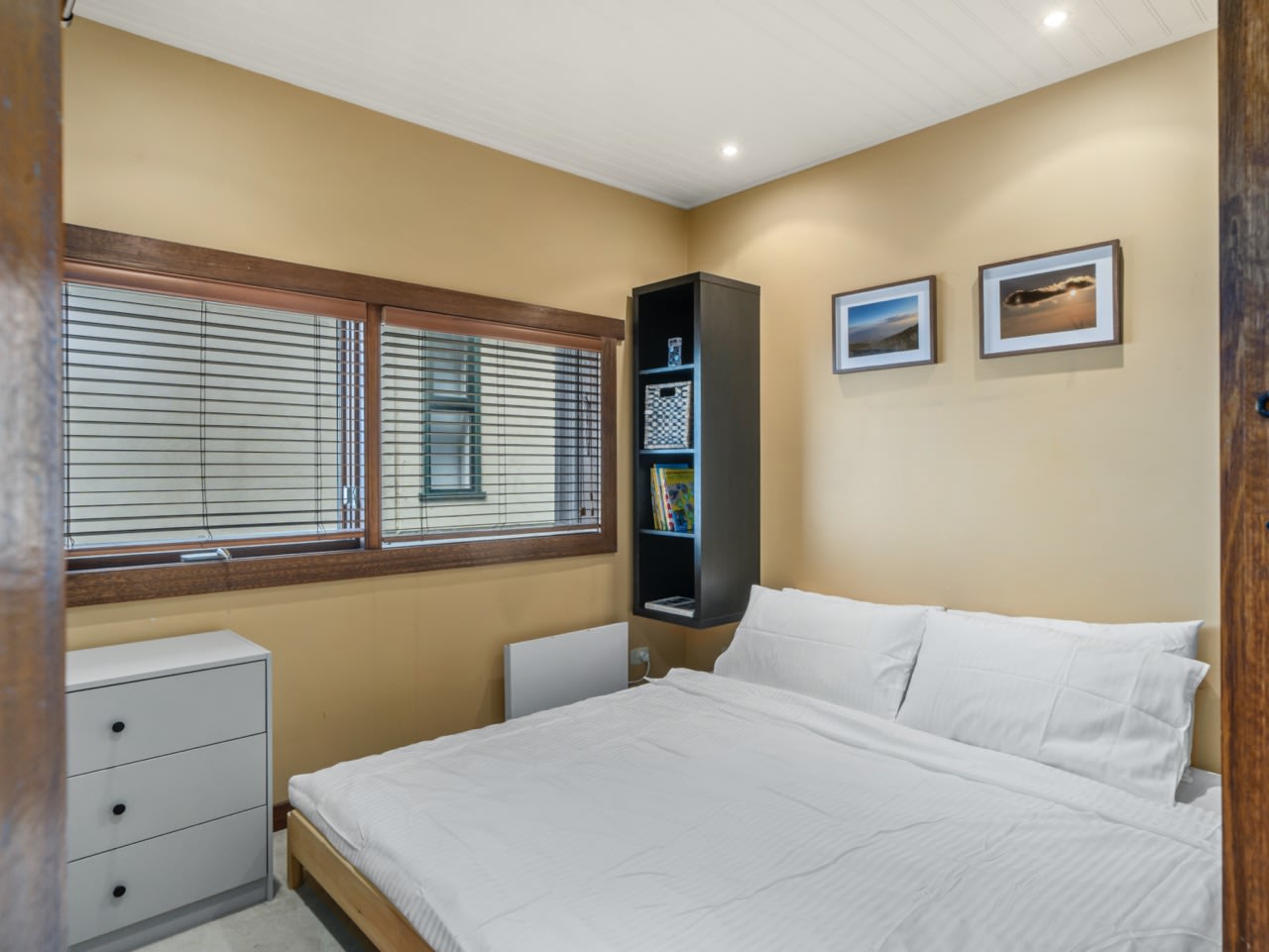 Bedroom downstairs, bed very low to the ground - Chalet 610