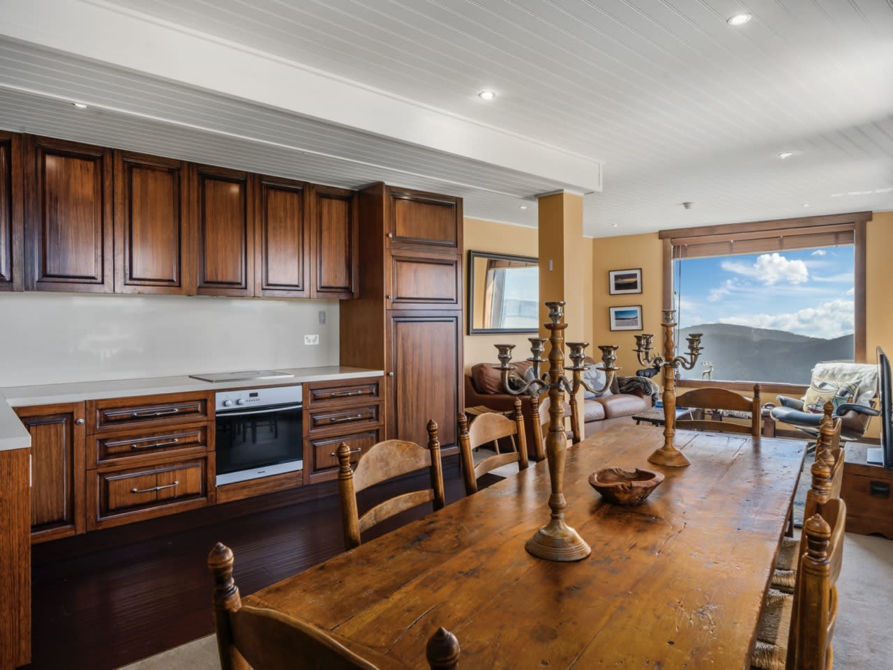 Kitchen Dining - Chalet 610